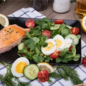 Feldsalat mit Räucherlachs und Ei